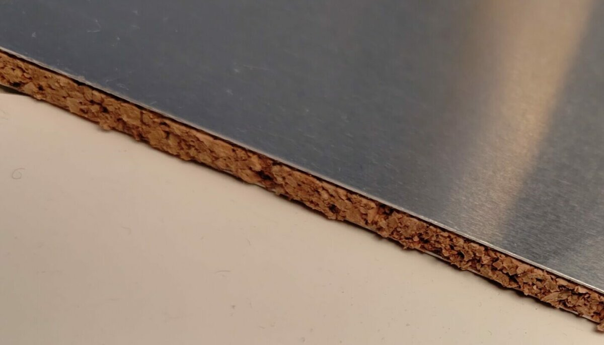 Panneau composite aluminium/liège/aluminium.